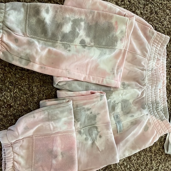 Nike Sportswear SET! It has never been worn/ tags still on. - Picture 2 of 4